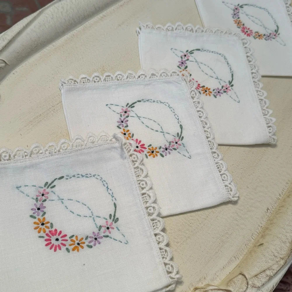 Vintage Hand Embroidered Linen  Floral w/Crocheted Lace Border 4/ Napkins